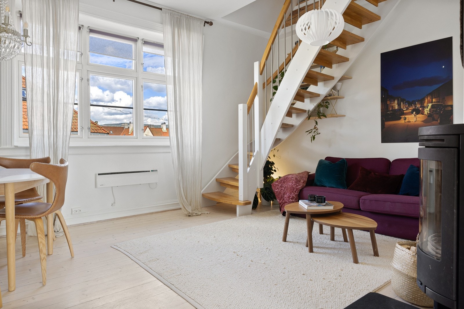 Innbydende stue i sosial og fin løsning mot leilighetens kjøkken. Galleribilde