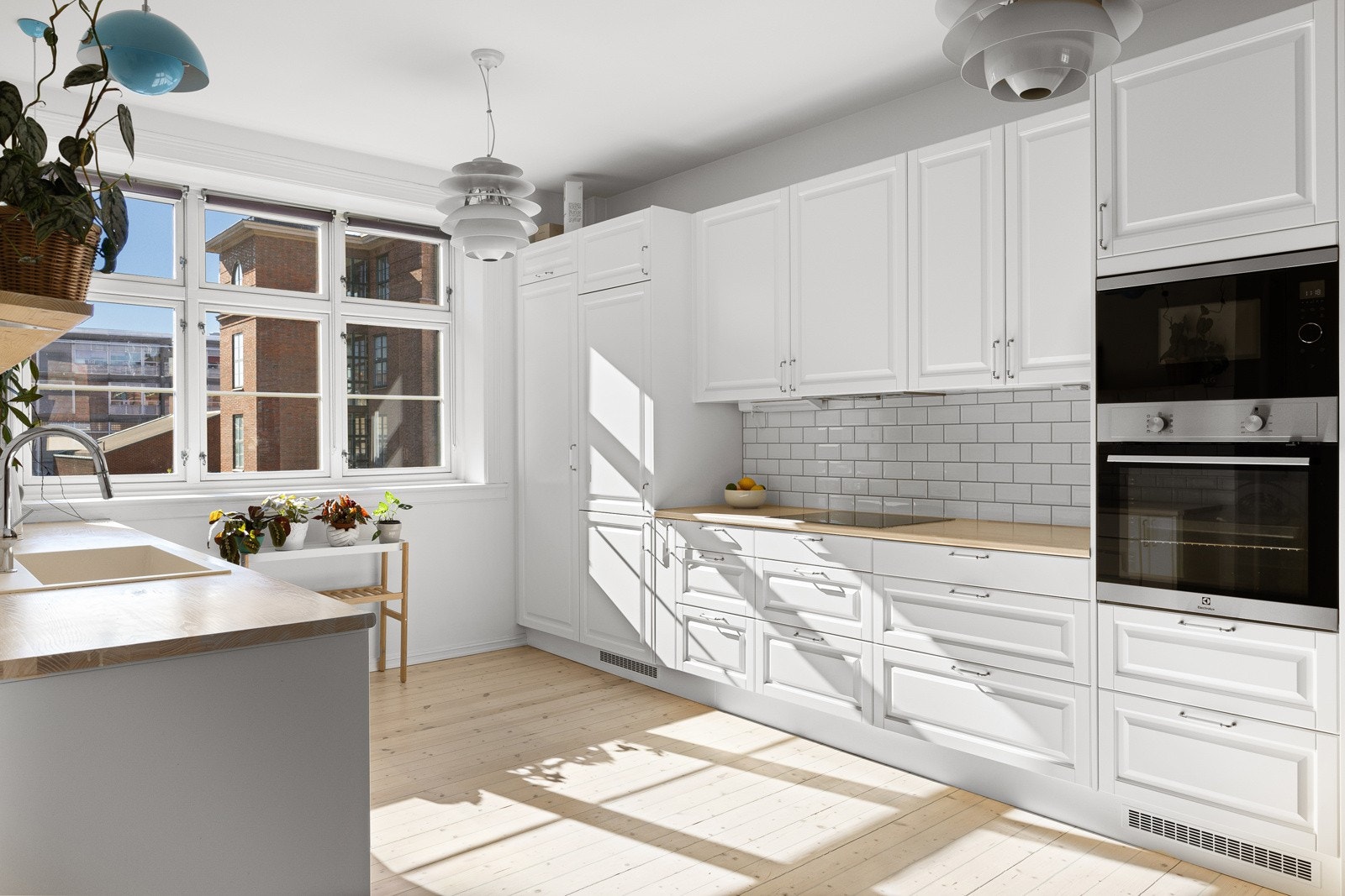 Innredningen har malte, profilerte fronter og heltre benkeplate. Galleribilde