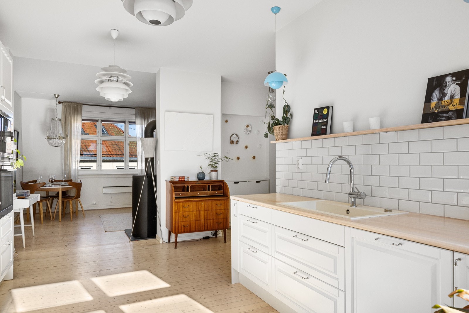 Naturlig plass for en større spisestue i fin tilknytning til kjøkkenet. Galleribilde