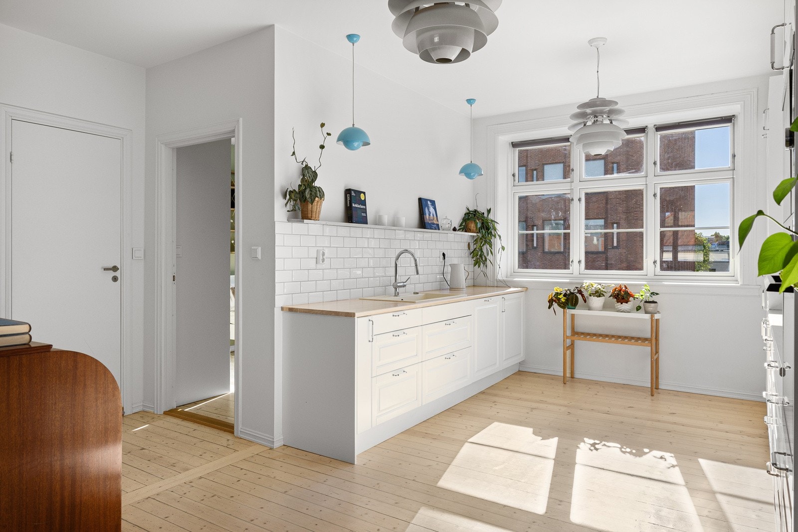 I hovedetasjen finner du videre et lunt soverom og et praktisk gjestetoalett. Galleribilde