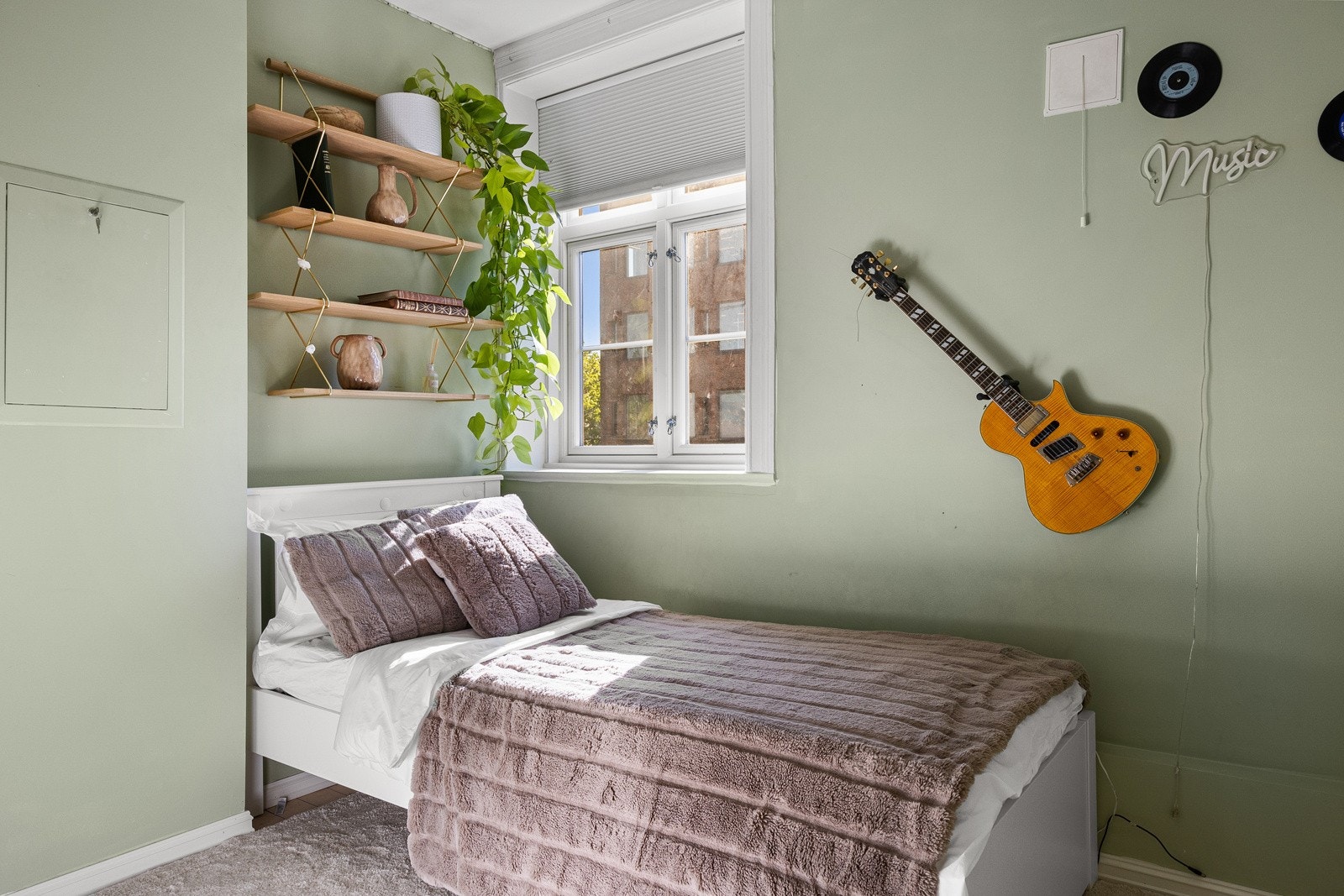 Soverom malt i delikate nyanser som harmonerer fint med øvrige flater. Galleribilde