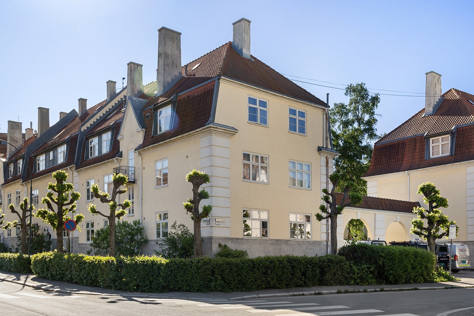 Leiligheten ligger sentralt plassert på rolige Lindern Hageby, rett ved St. Hanshaugen og Adamstuen med kort avstand til Oslo sentrum. Galleribilde