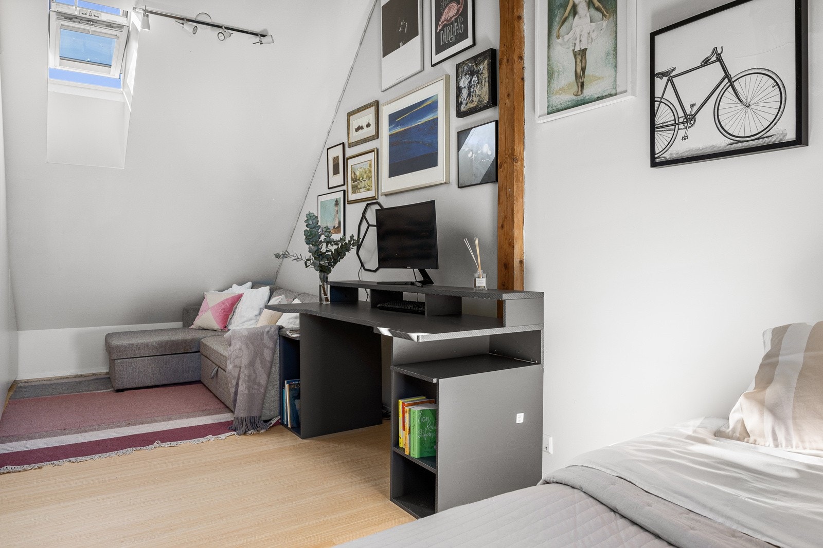 Den innerste delen av loftstuen/soverommet var opprinnelig adskilt med vegg mot en sovealkove. Galleribilde