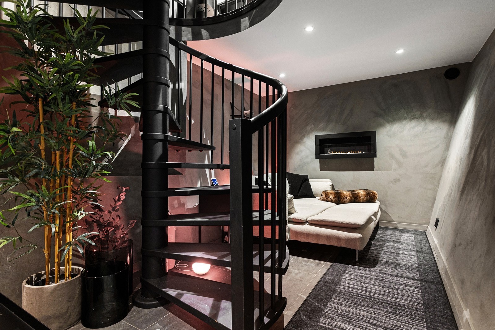 Husets stue er i underetasjen. Her er det idag innredet som et mediarom med to soner. Galleribilde