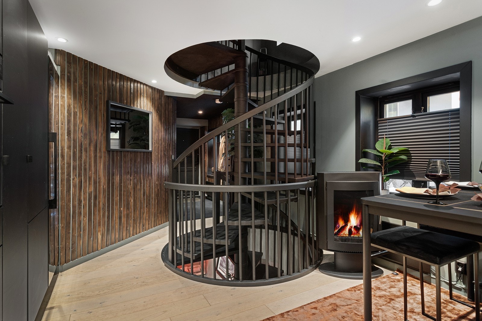 Lekre detaljer med bl.a. smijernstrapp til etasjene | Wessels gate 2 C Galleribilde