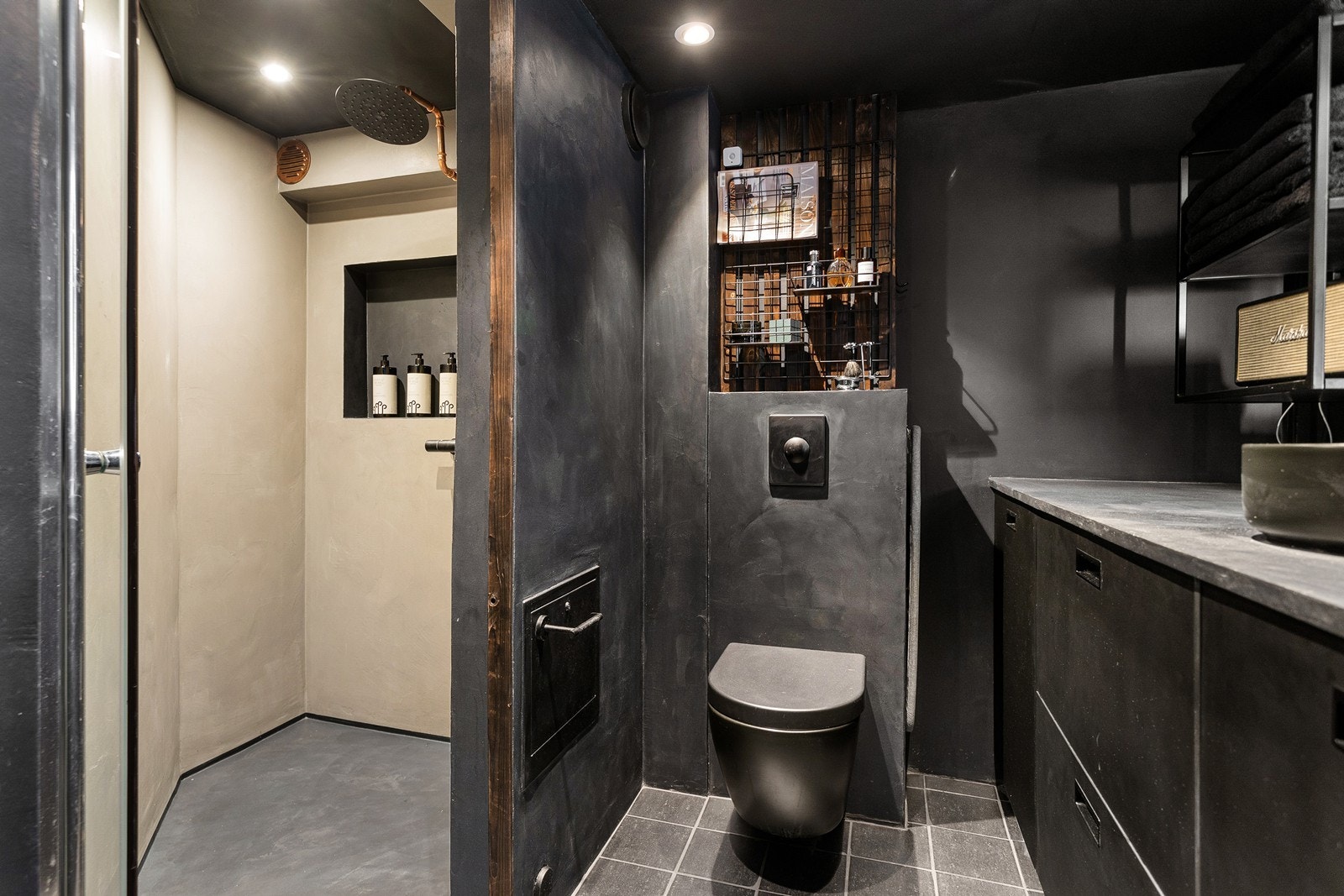 I førsteetasjen ligger husets baderom. Dette ble oppgradert (og utvidet) i 2022 med ny innredning, toalett, fliser, membraner og mikrosement. Galleribilde