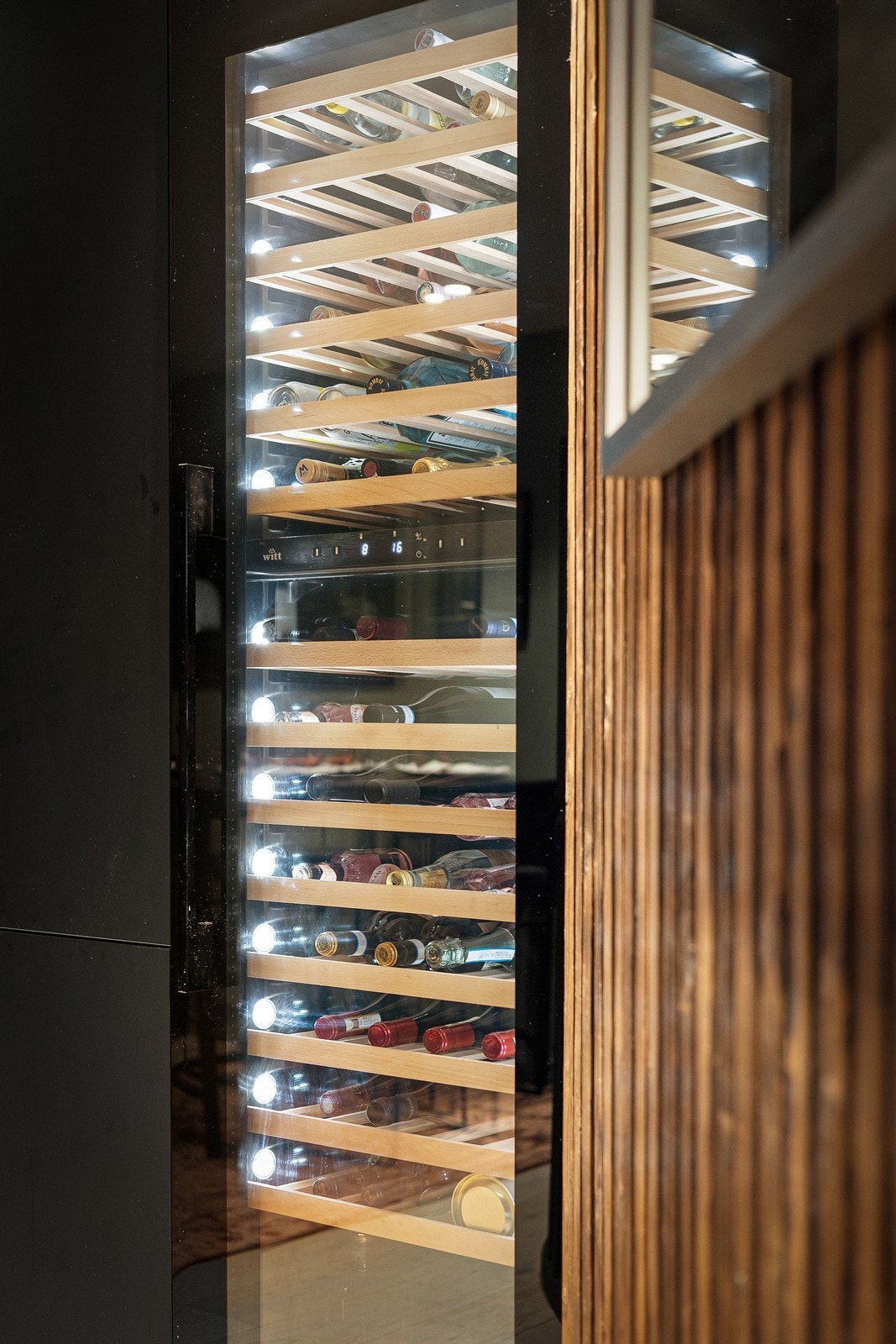 Integrert, stort vinskap medfølger i handelen. Galleribilde