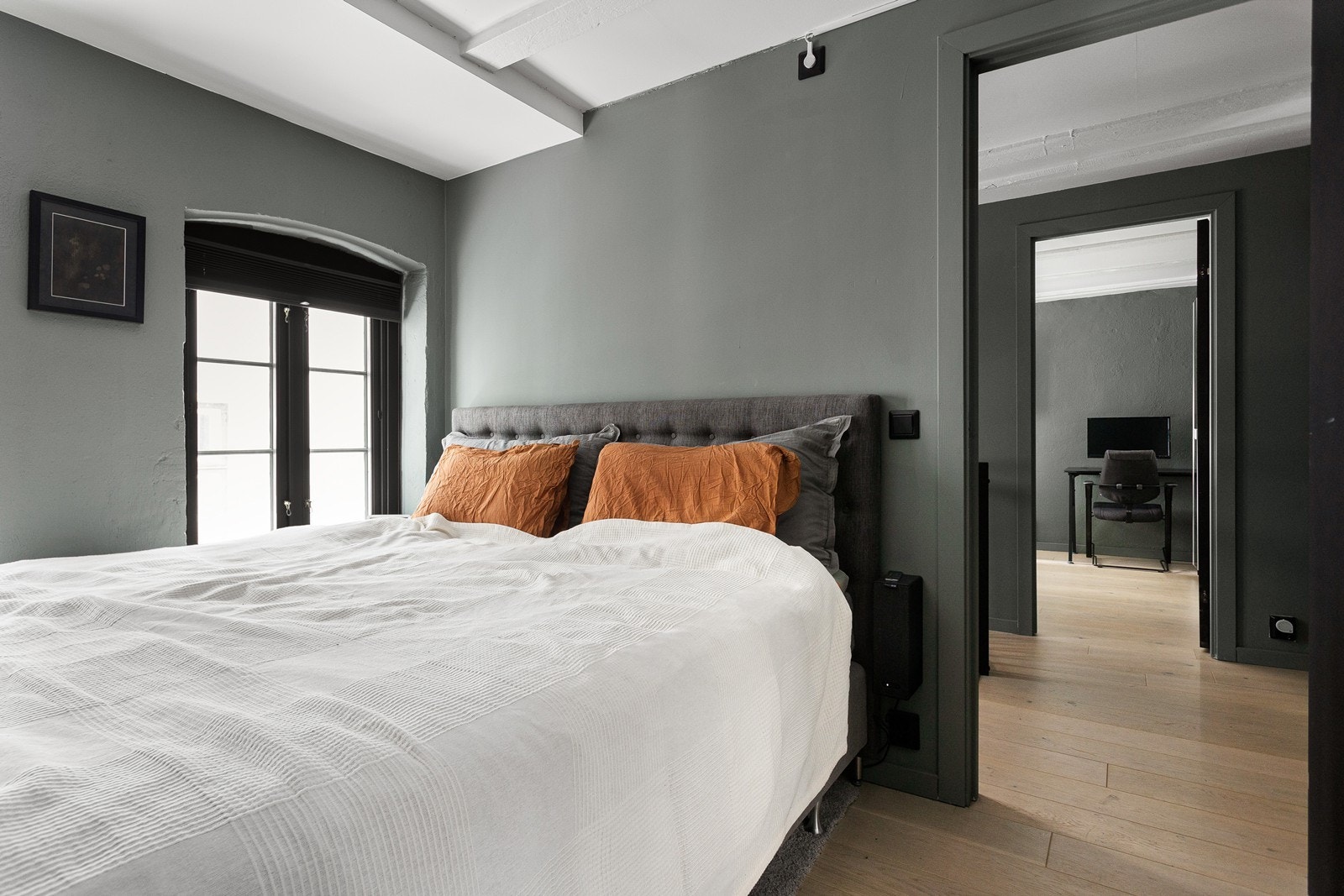 I toppetasjen med store vinduer ligger husets to soverom. Begge rommene har ganske lik størrelse og god plass til både dobbeltseng og klesoppbevaring. Galleribilde