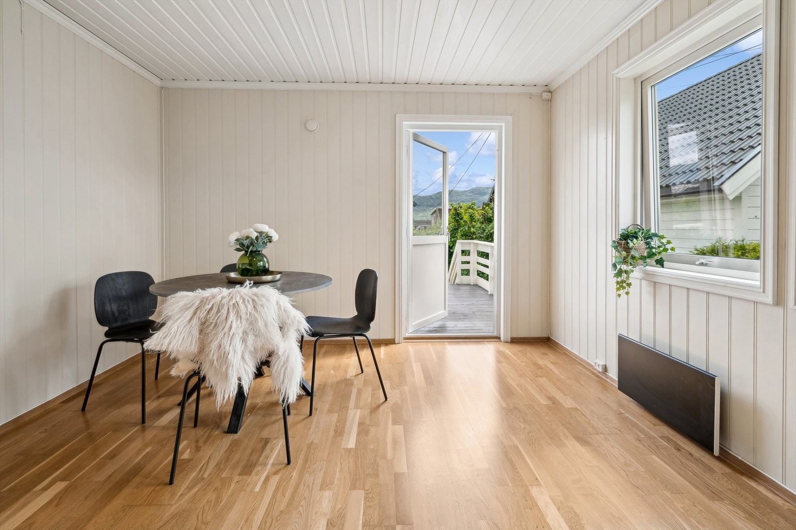 Stuen er av god størrelse, og det er valgt lyse farger både i himling og på vegger. Her er det plass både sofa og spisebord. Galleribilde