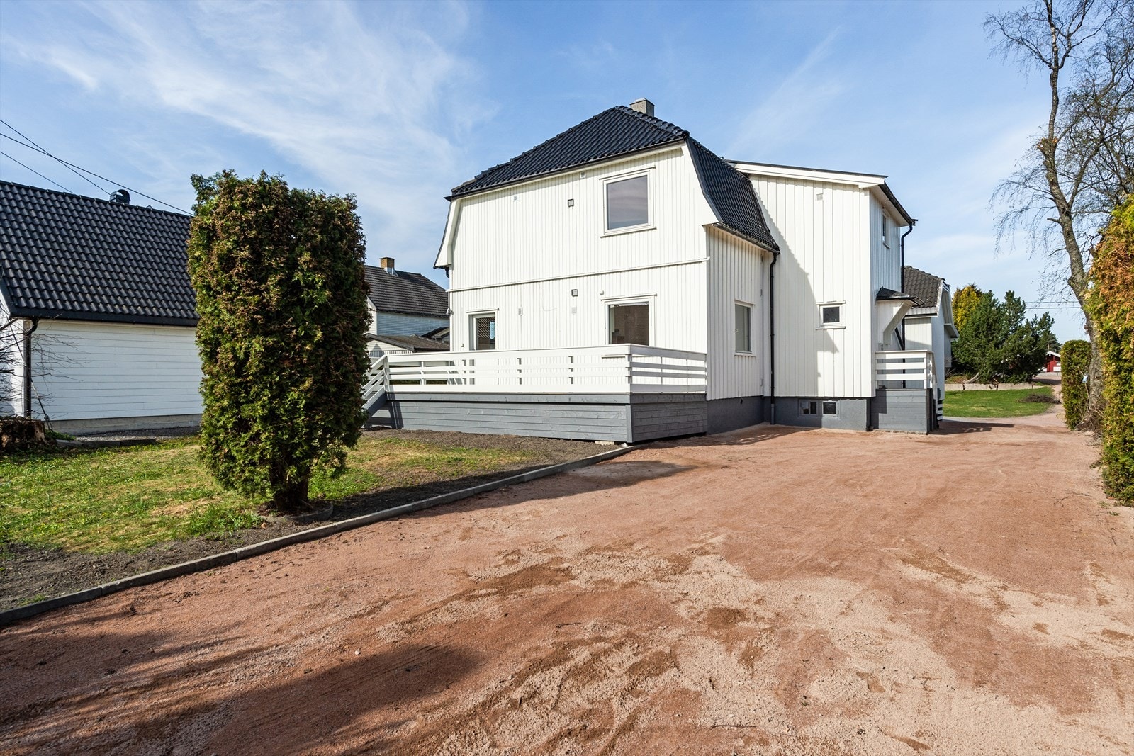 Gruset innkjørsel og parkeringsplass. Galleribilde