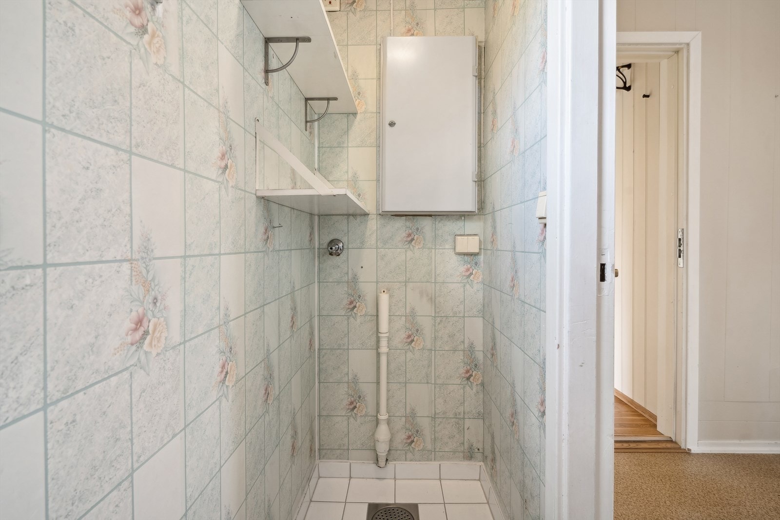 Leiligheten disponerer et eget vaskerom utenfor inngangsdøren til leiligheten. Vaskerommet er på ca. 2m² og har opplegg for vaskemaskin. Galleribilde