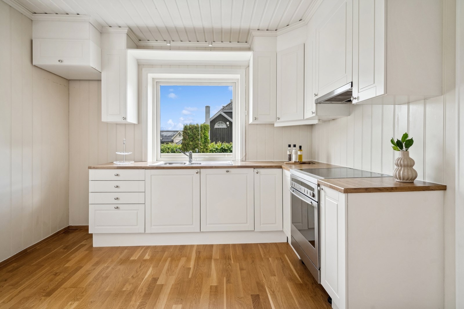 Hvitevarer er frittstående og det er plass til en komfyr og kjøl/frys. Oppvaskmaskinen er integrert. Galleribilde