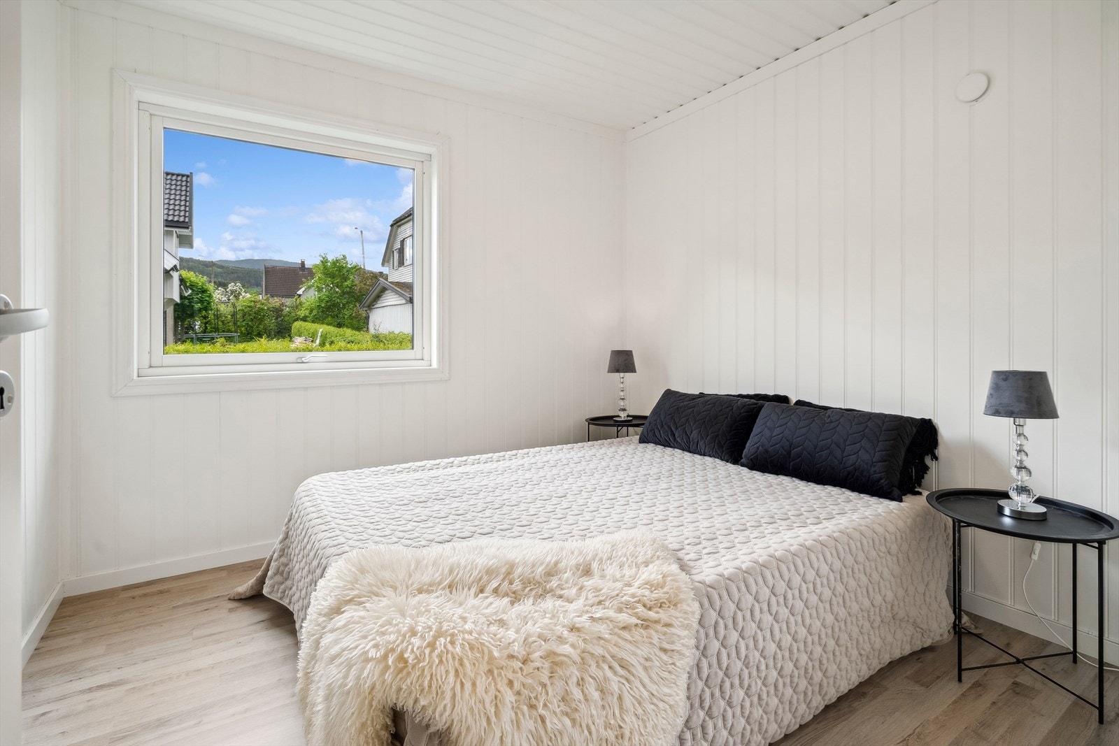 Soverom med plass til dobbeltseng og garderobeskap. Galleribilde