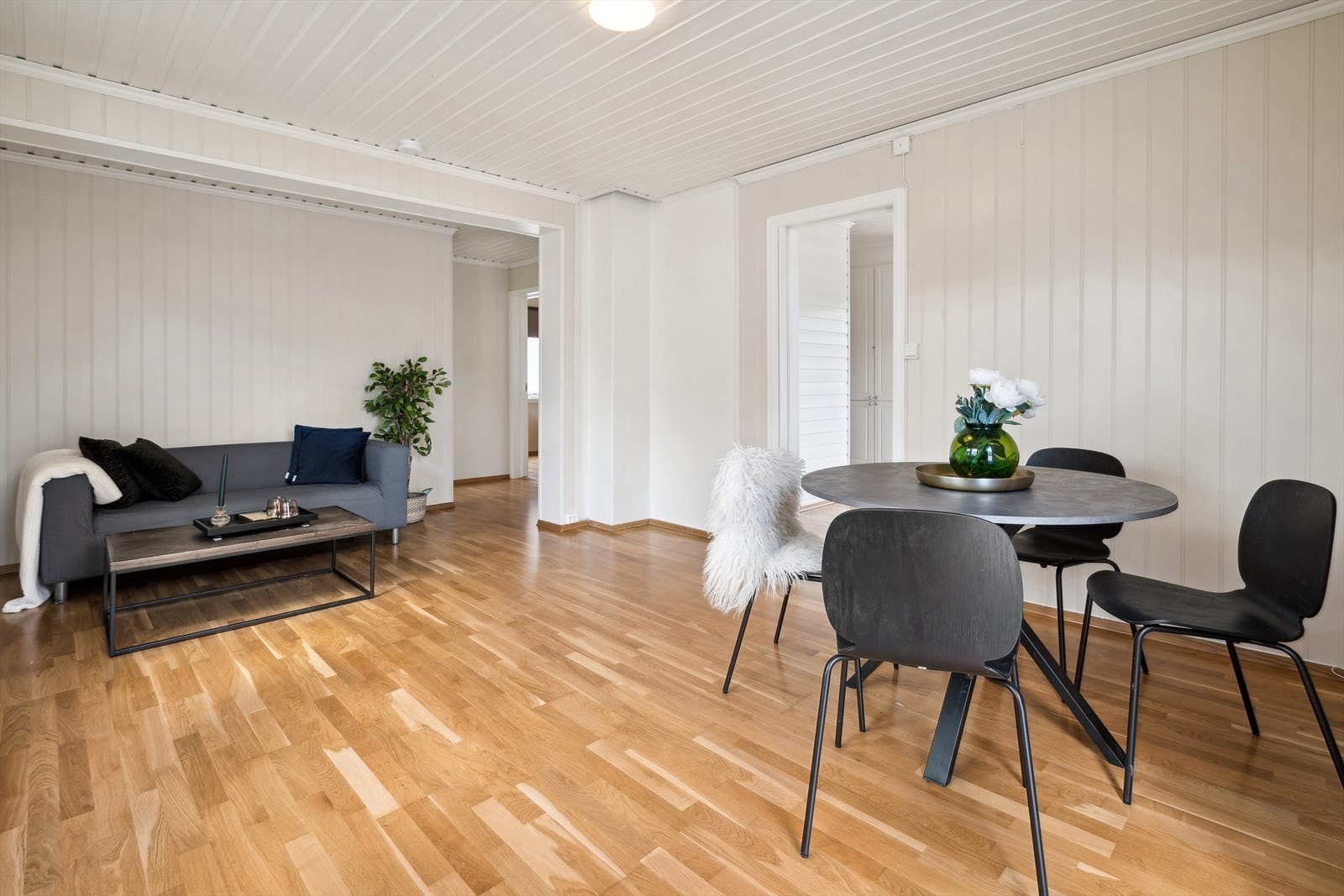 Leiligheten ligger i byggets første etasje, og deler av den er pusset opp i 2024. Galleribilde