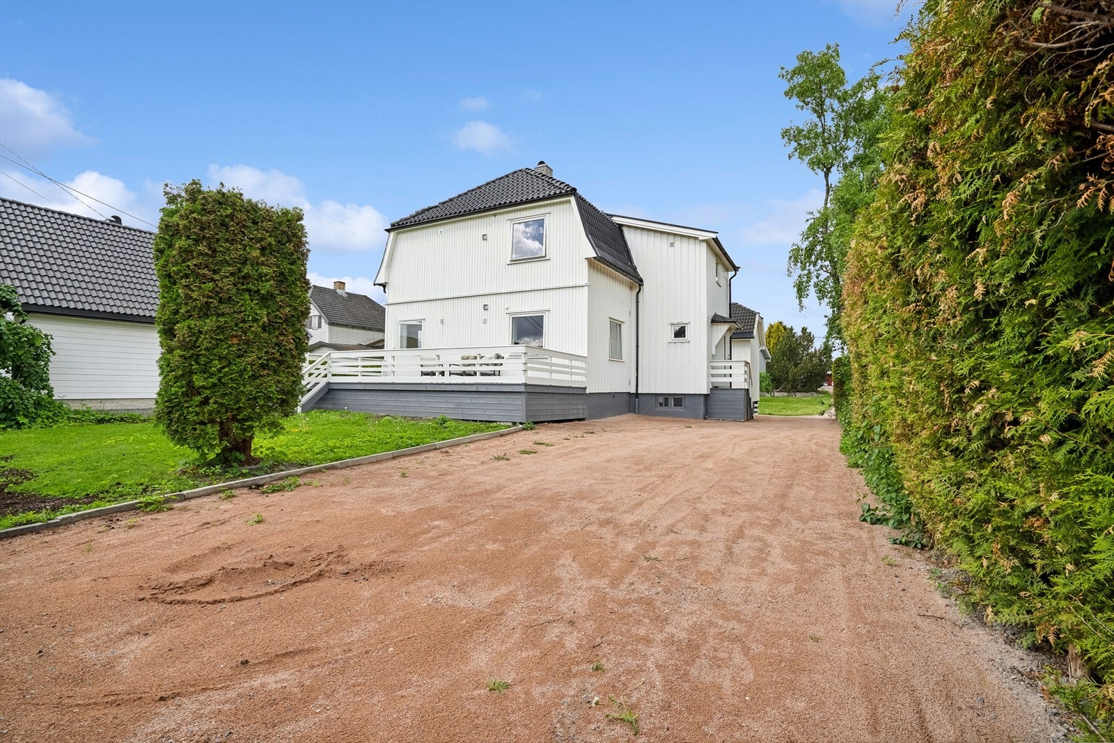 EIendommen har en fin og landlig beliggenhet, likevel er det kort vei til alt man måtte trenge i hverdagen. Galleribilde