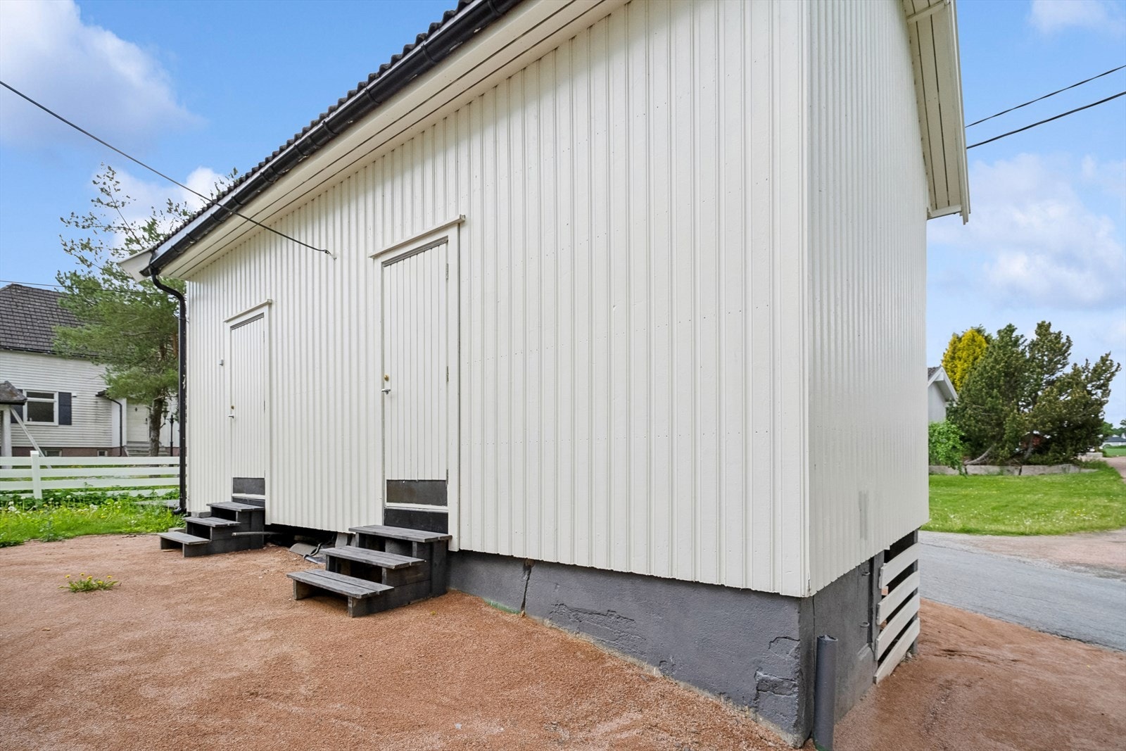 Uthuset har godt med lagringsplass til begge seksjoner. Galleribilde