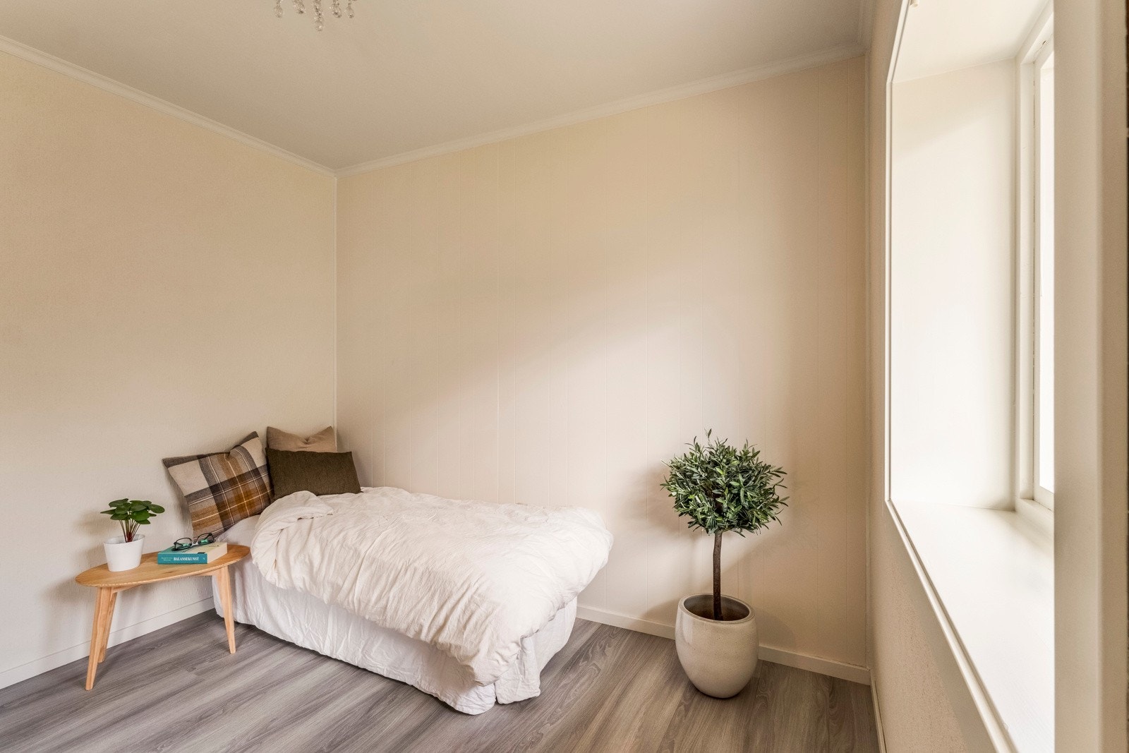 Herlig soveorm på 7,5 kvm med laminatgulv og malte overflater fra juni 2024. Galleribilde