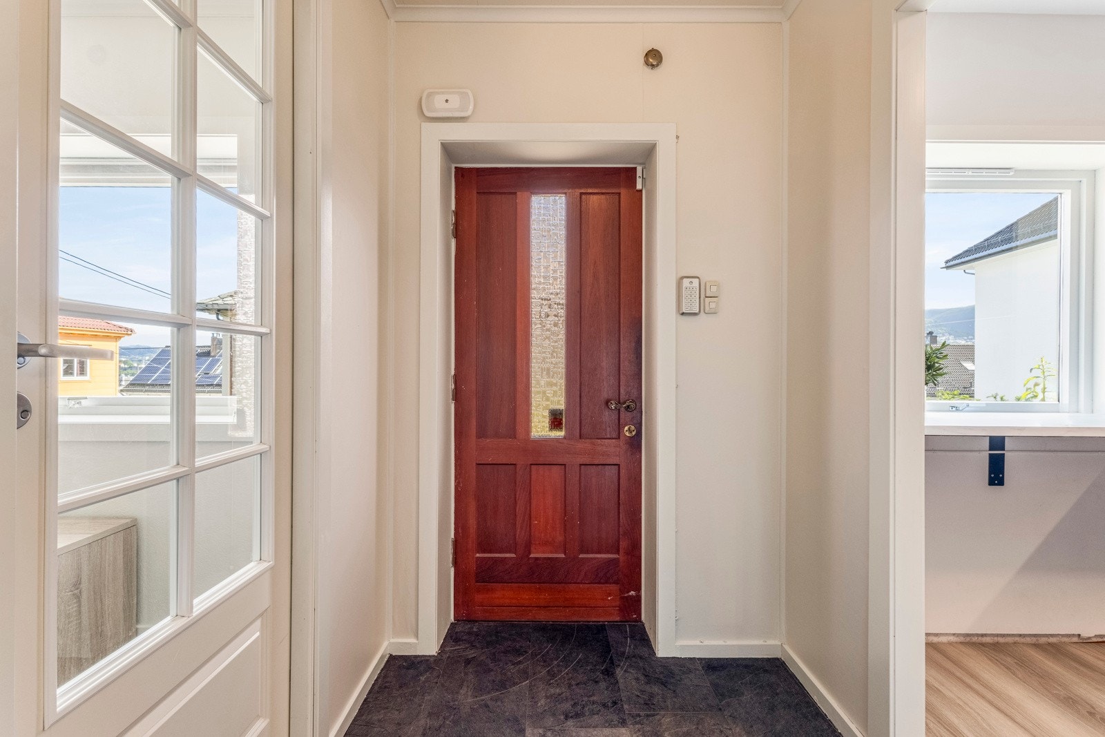 Romslig entre med god plass for oppheng av ytterklær og skotøy. Galleribilde