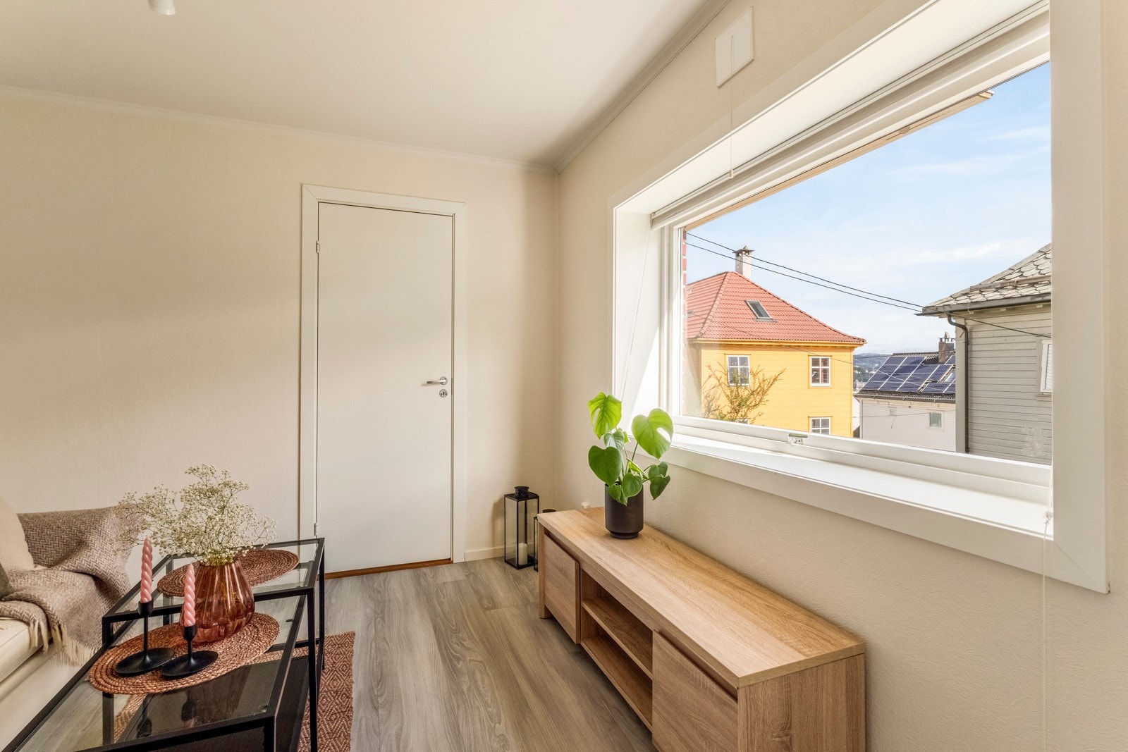 Fin stue med plass til en liten sofa, akkurat det man trenger for en rolig ettermiddag. Galleribilde