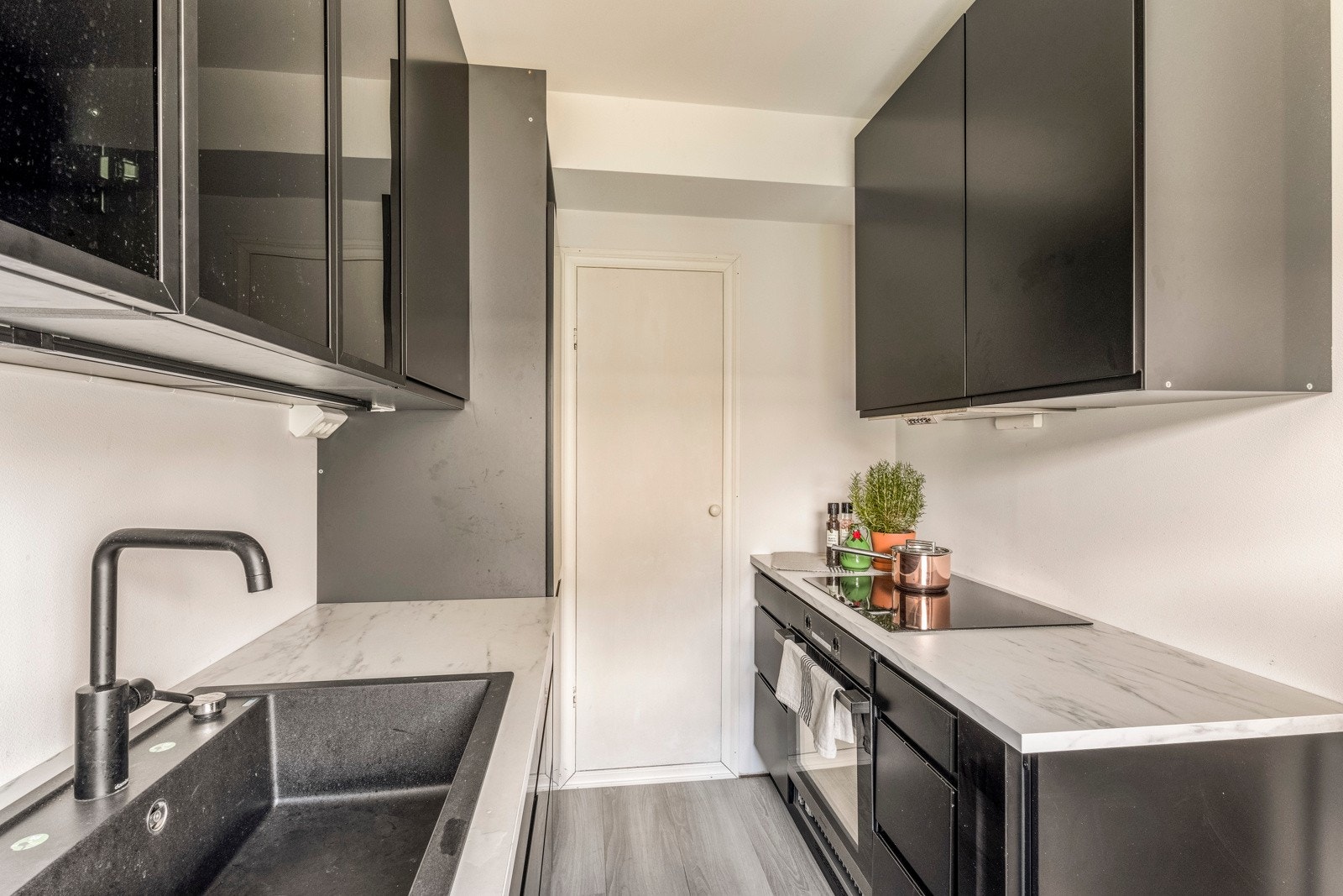 Her får du kjøleskap med frys, platetopp og komfyr samt oppvaskmaskin med i handelen. Liten innvendig bod like v/ kjøkken. Galleribilde