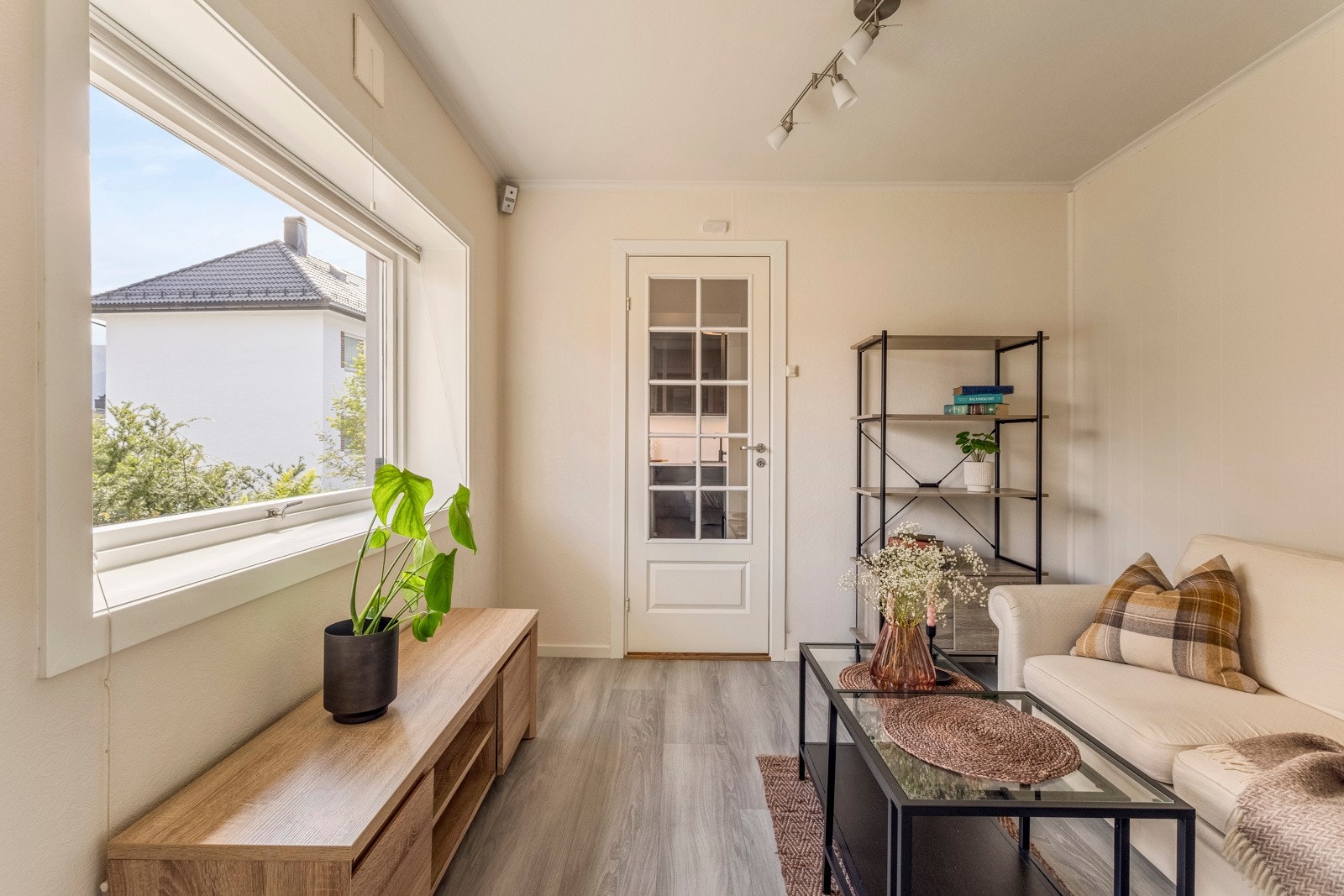 Stuen er på 9,2 kvm med laminatgulv og malte overflater fra 2024. Galleribilde