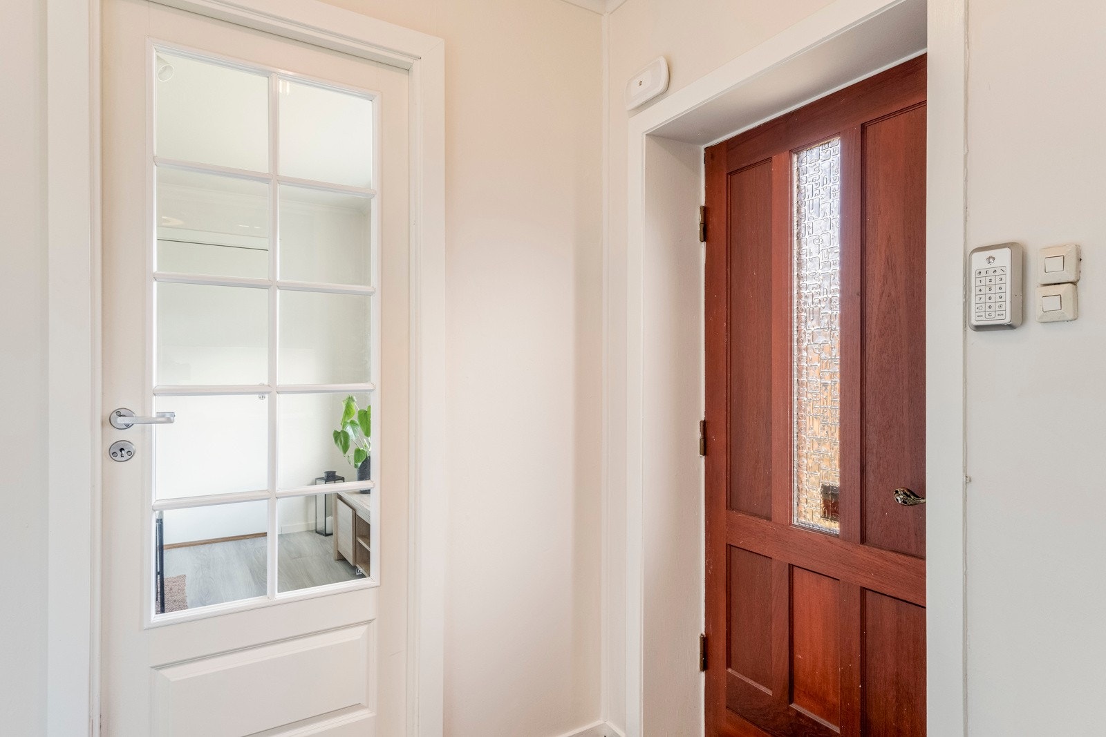 Entreen er på 2,8 kvm og har laminat på gulv og malte overflater. Galleribilde