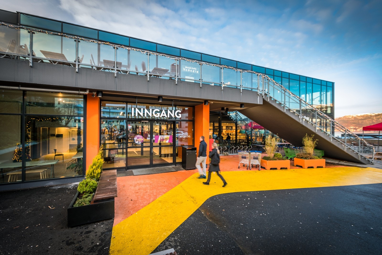 Laksevåg senter en kort busstur unna. Galleribilde