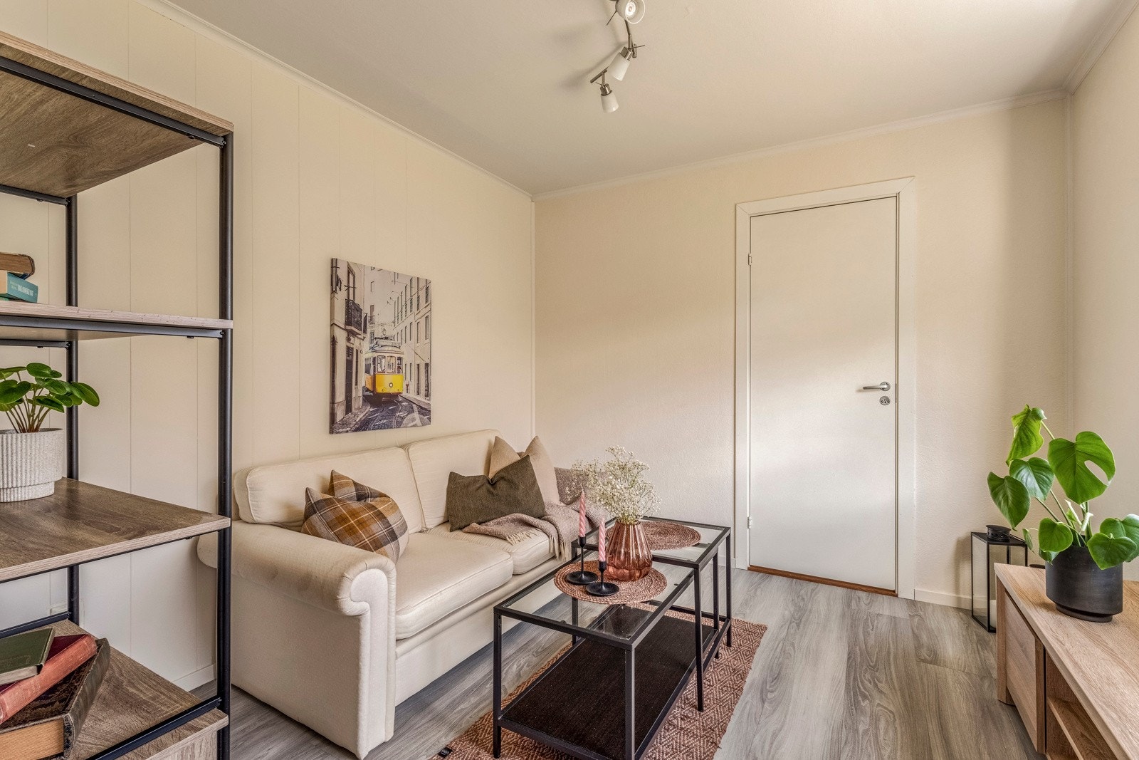 Leiligheten har vinduer i alle rom foruten bad. Dette gjør at boligen får en fin naturlig belysning utenfra og fremstår lys og pen. Galleribilde