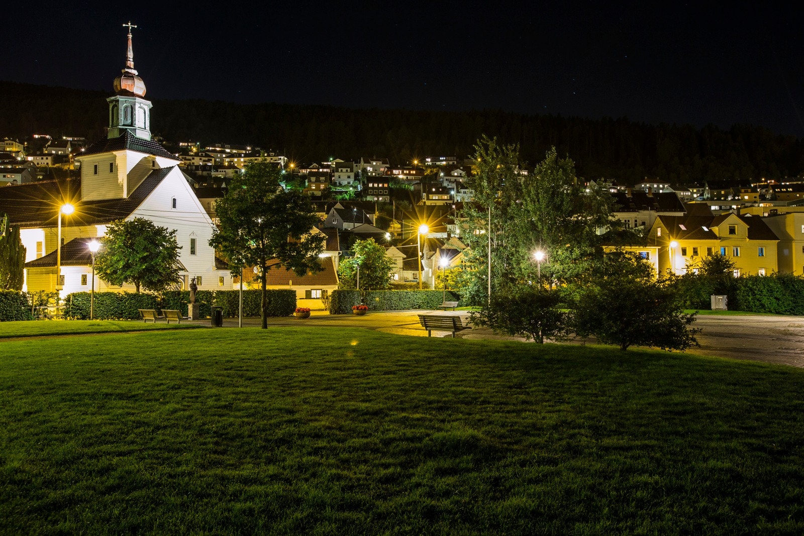 Området rundt byr på mange aktivteter, man har volleyballbane og på sankthans er det tønnebål på Damsgård. Galleribilde