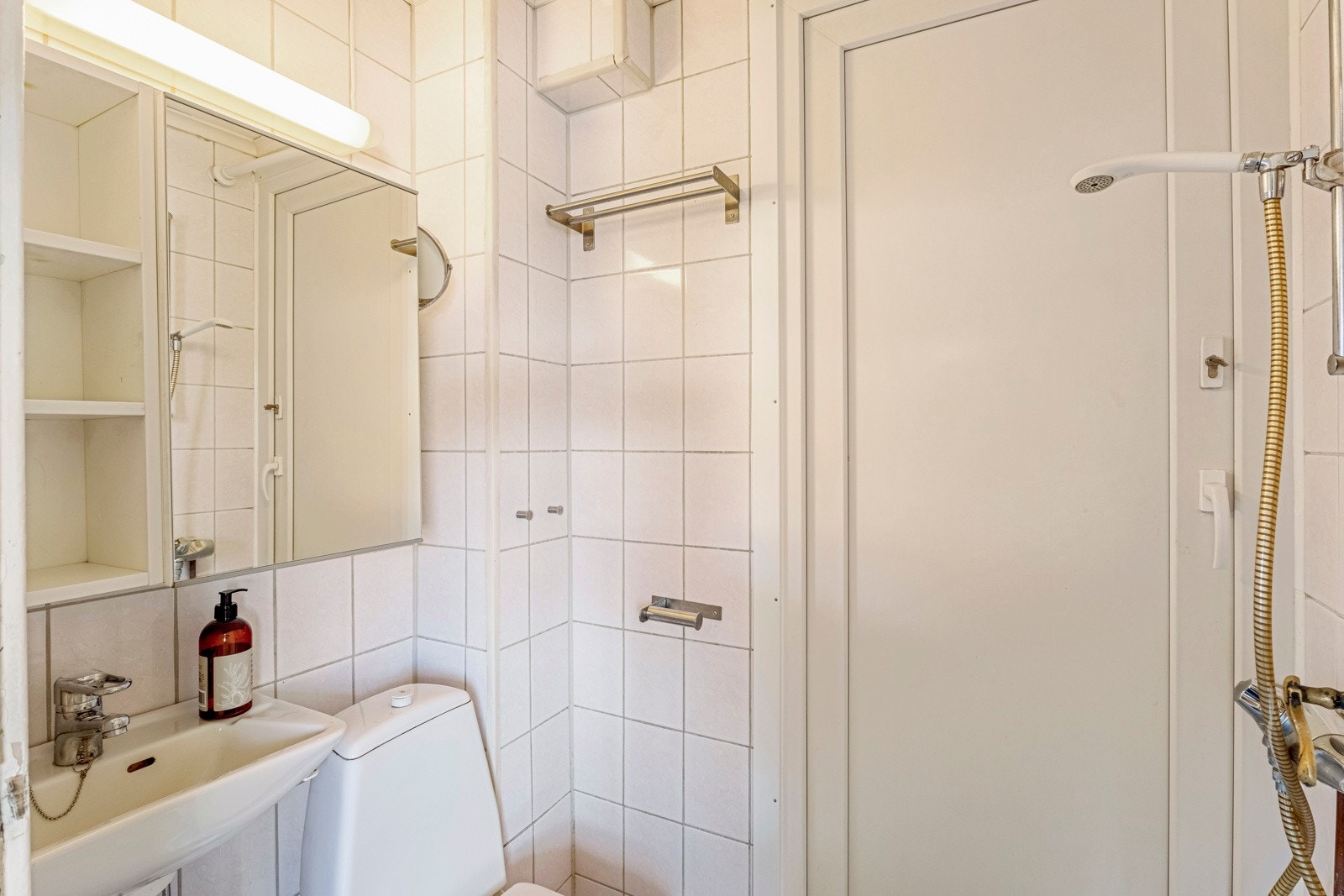 Badet er på effektive 1,7 kvm med flislagte vegger og våtromsbelegg på gulv. Galleribilde