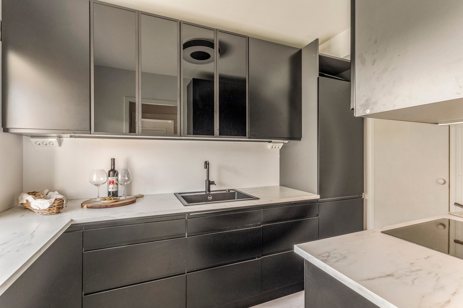 Kjøkkenet er nytt fra 2021 med hvitevarer i høy kvalitet. Galleribilde