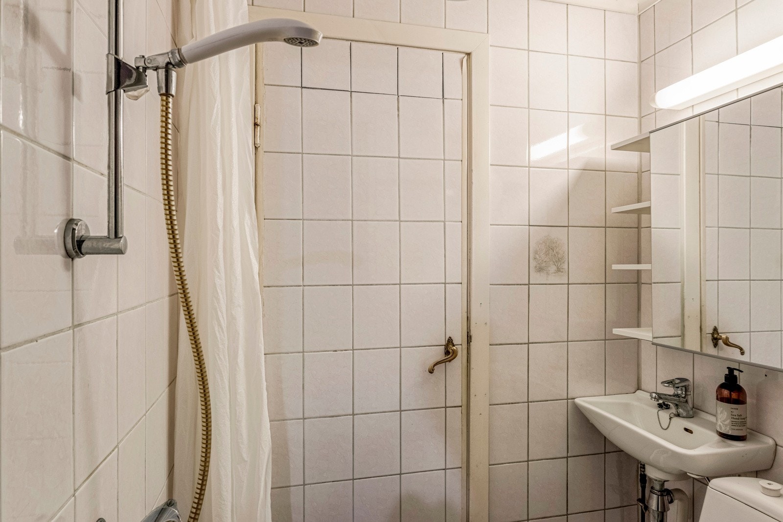 Badet har toalett, dusj og servant med speilskap. Klesvasken tas i felles vaskekjeller som ligger like utenfor badet. Galleribilde