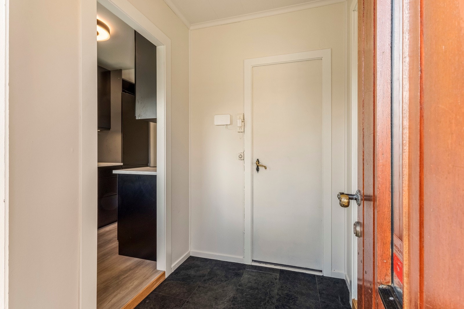 Fra entreen har du inngang til bad og kjøkken. Galleribilde