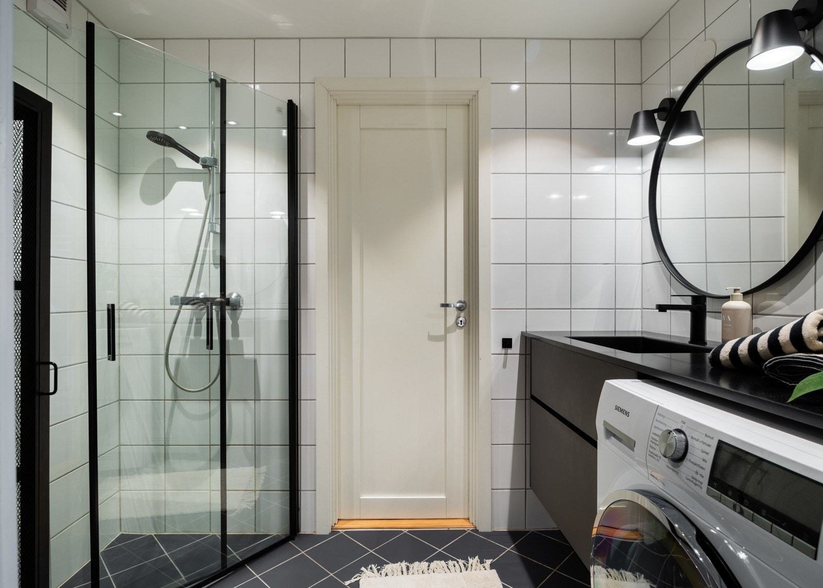 Kvik baderomsinnredning ble oppgradert i 2018/2019 med Kuma grasolit slate black helstøpt benkeplate og square vask. Galleribilde