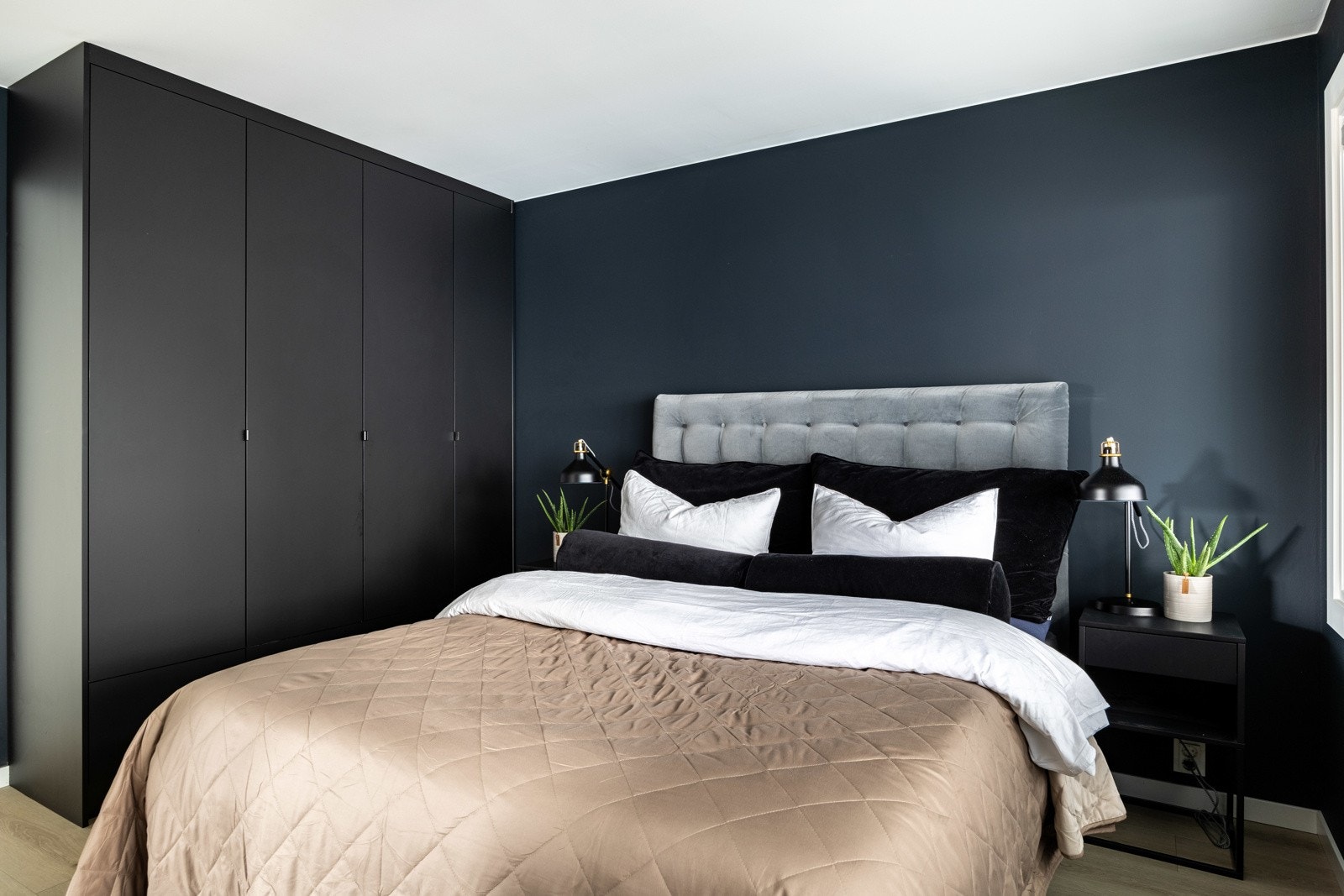 Romslig soverom med mye oppbevaringsmuligheter. Galleribilde