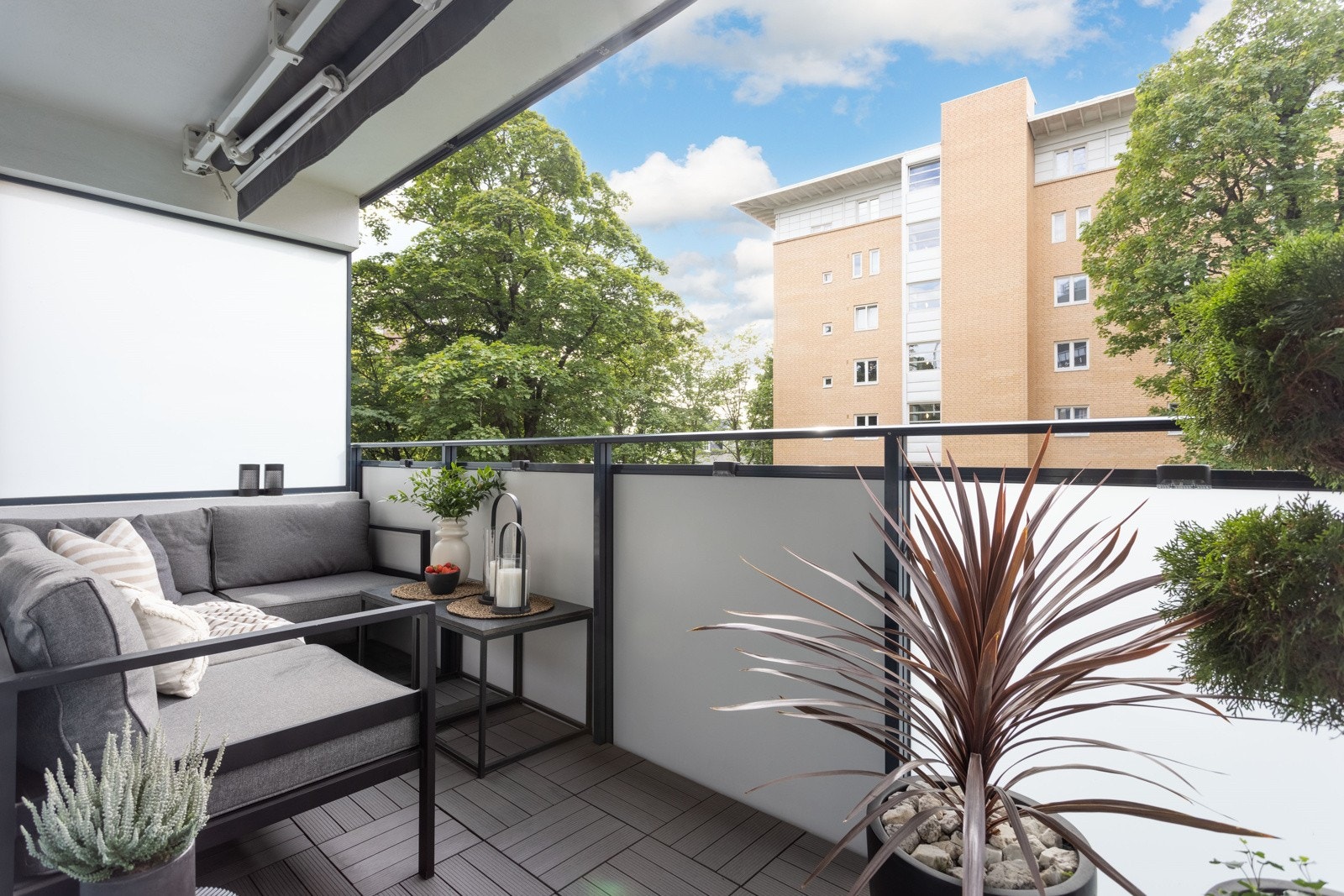 Her kan man nyte sommersolen til kl.1930 fra en stor sørvestvendt balkong oppmålt til ca. 12 kvm. Galleribilde