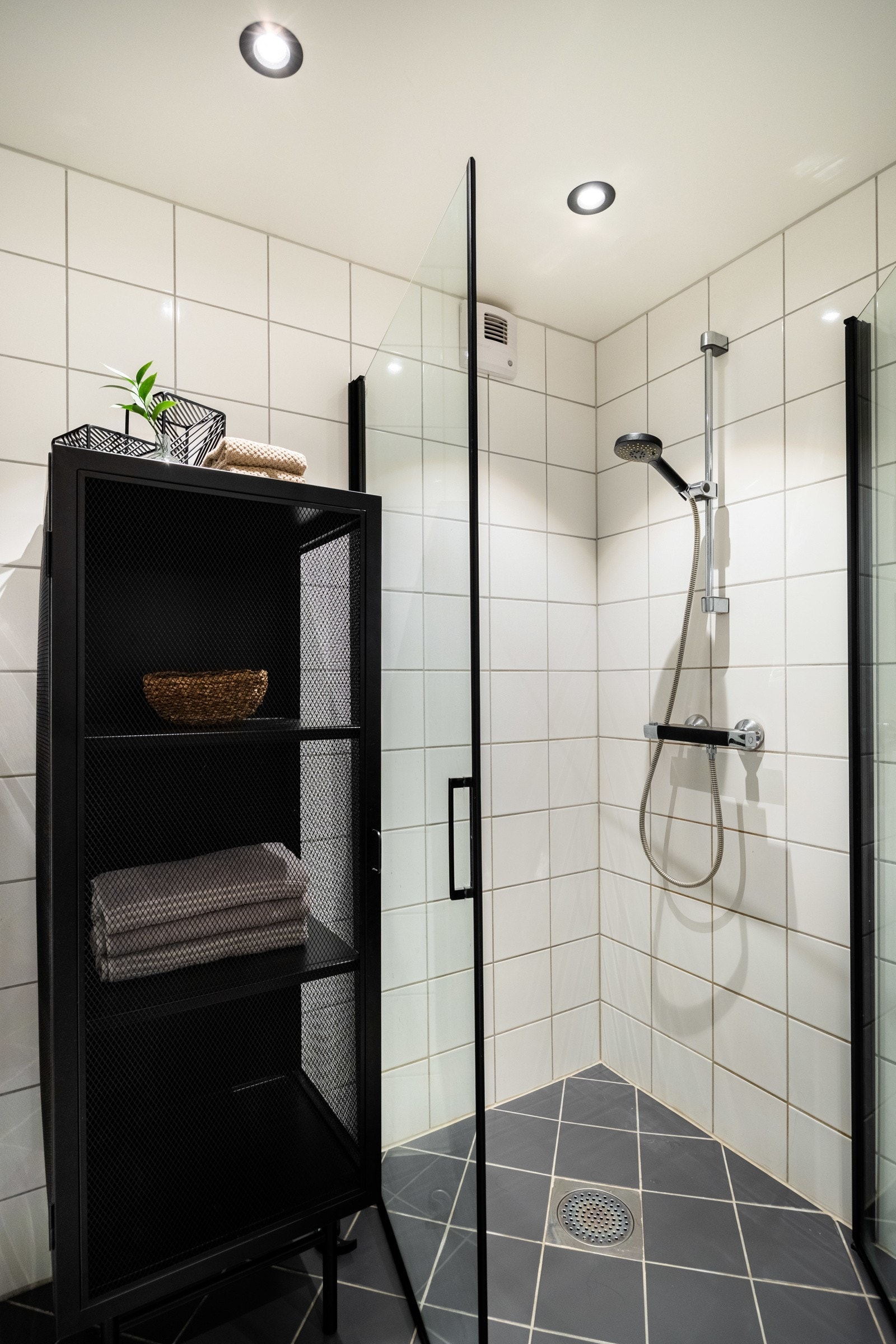 Dusjhjørne med to-greps dusjarmatur og innfellbare glassdører. Dette gir en god romfølelse. Galleribilde