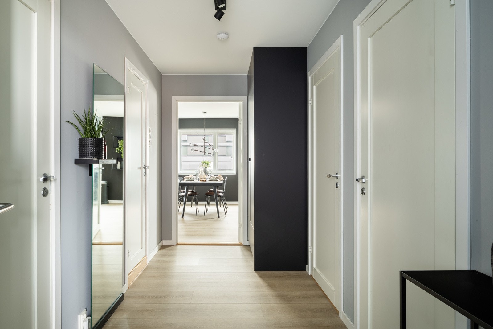 Stor entré med inngang til toalett, bad, stue, soverom 2 og soverom 3. Galleribilde