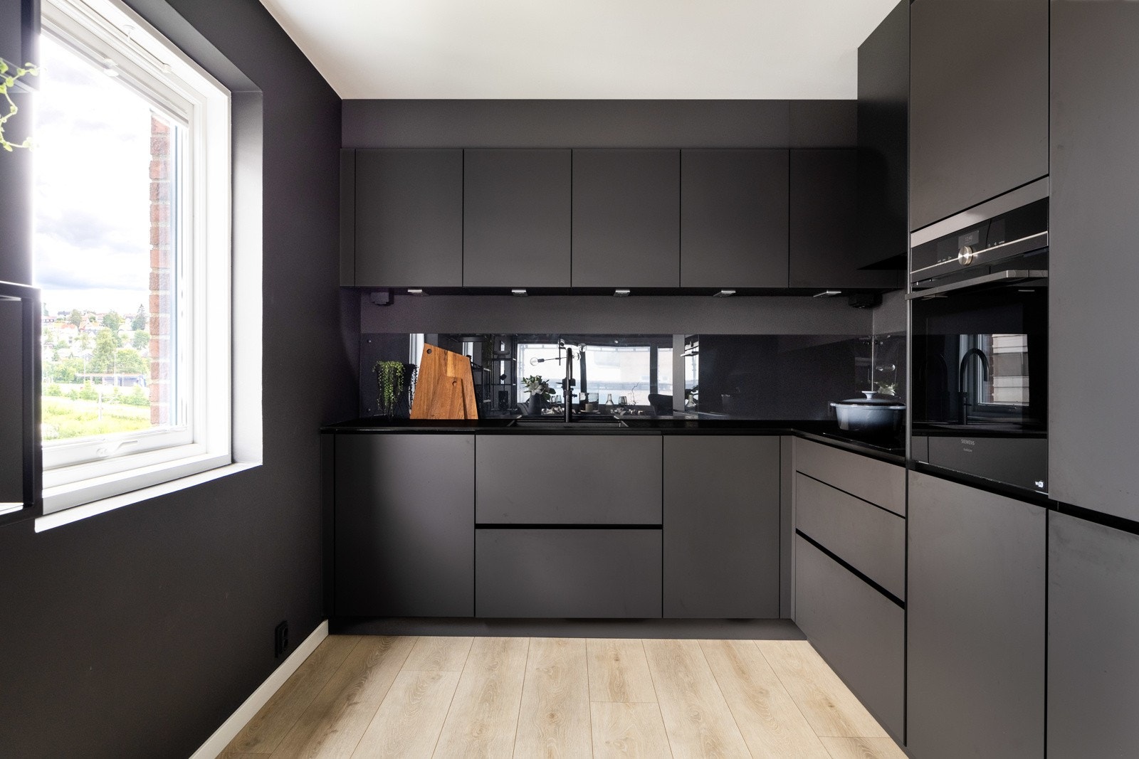 Kvik kjøkkenet har integrerte hvitevarer fra Siemens. Galleribilde