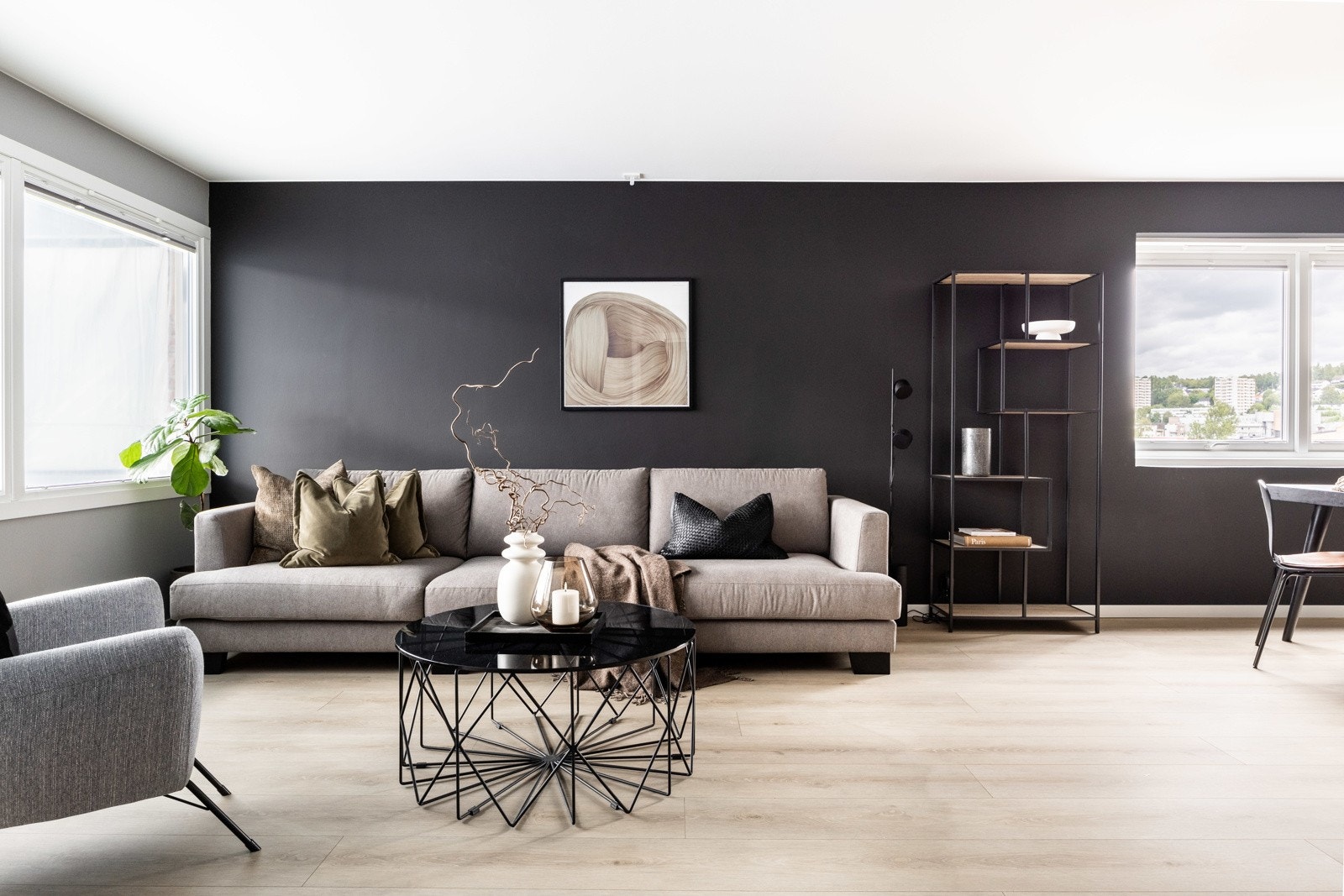 Stuen åpner for flere innredningsmuligheter pga. størrelsen. Galleribilde