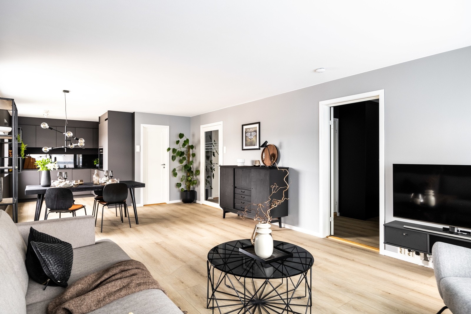 Leiligheten har en åpen kjøkkenløsning. Galleribilde