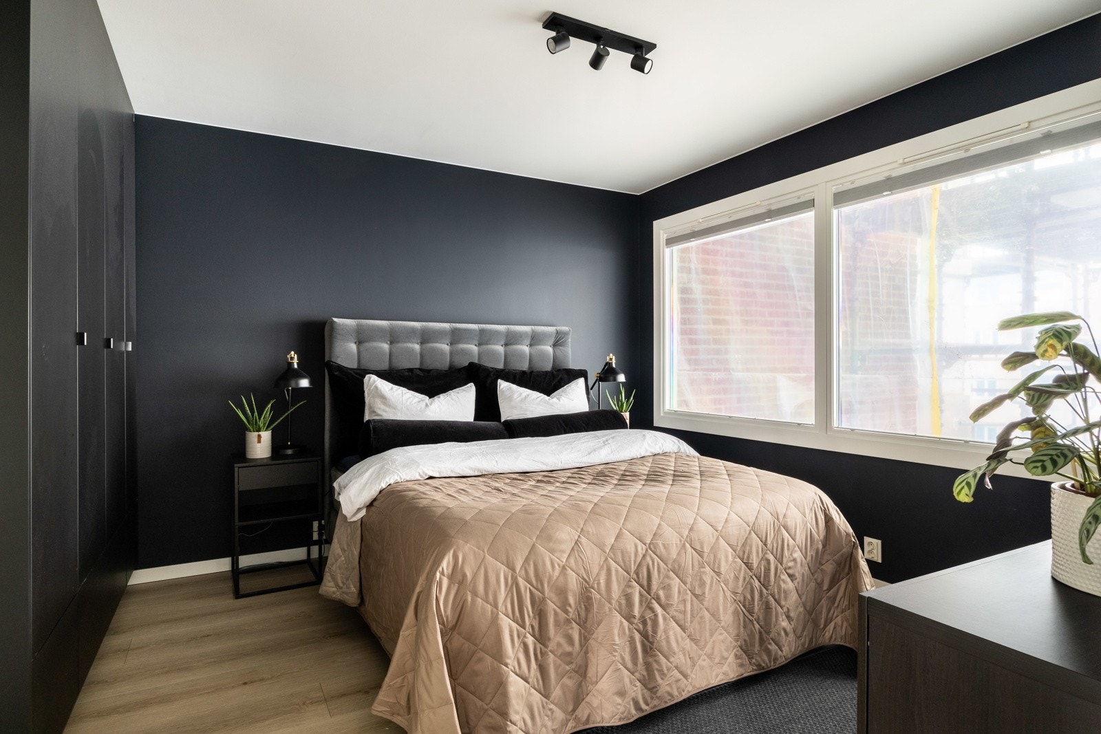 Leiligheten har totalt 3 romslige soverom. Her ser du hovedsoverommet med store, matchende garderobeskap. Galleribilde