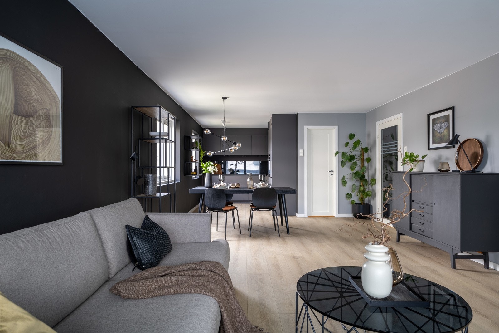 Leiligheten er belagt med et lekkert laminatgulv. Dagens laminat ser ut som parkett, men tåler mer slitasje. Galleribilde