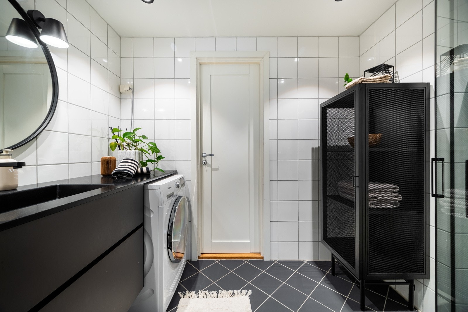 Baderom rehabilitert i 2013 med flislagt gulv med gulvvarme. Innredningen er fra 2018/2019 og har helstøpt eksklusiv vask/benkeplate i Kuma grasolit Galleribilde