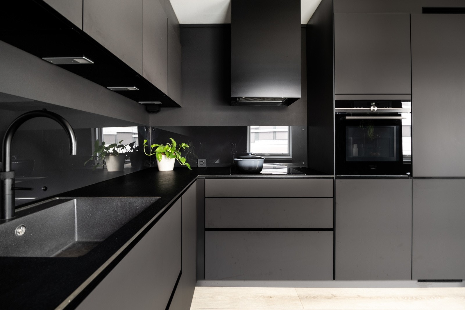 Kjøkkenet har "alt" som skal til for tilberede et hyggelig måltid. Galleribilde