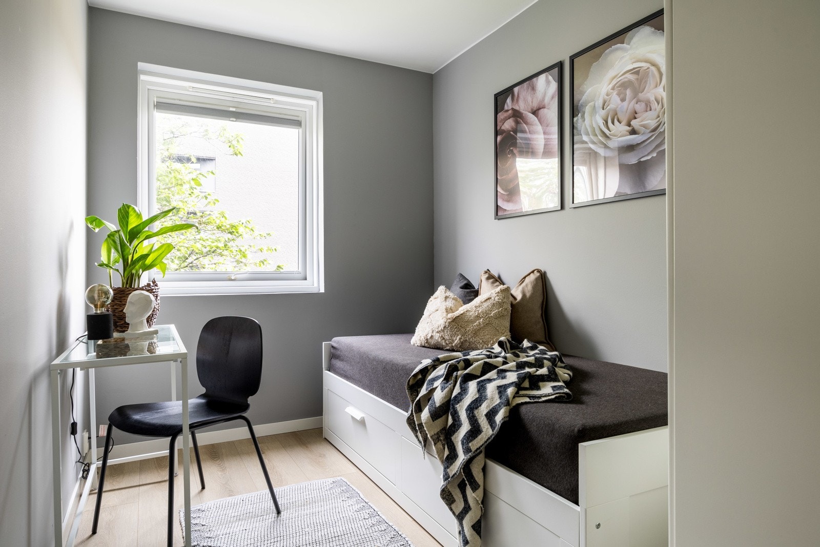 Leilighetens tredje soverom. Kan benyttes som walk-in closet for de som har behov for det. Galleribilde