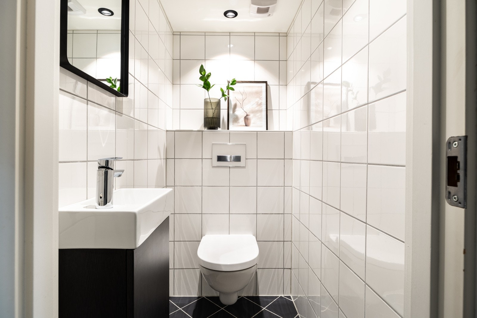 Toalettrom fra 2013 med flislagt gulv og flislagte vegger. Innredningen er fra 2018/2019. Galleribilde