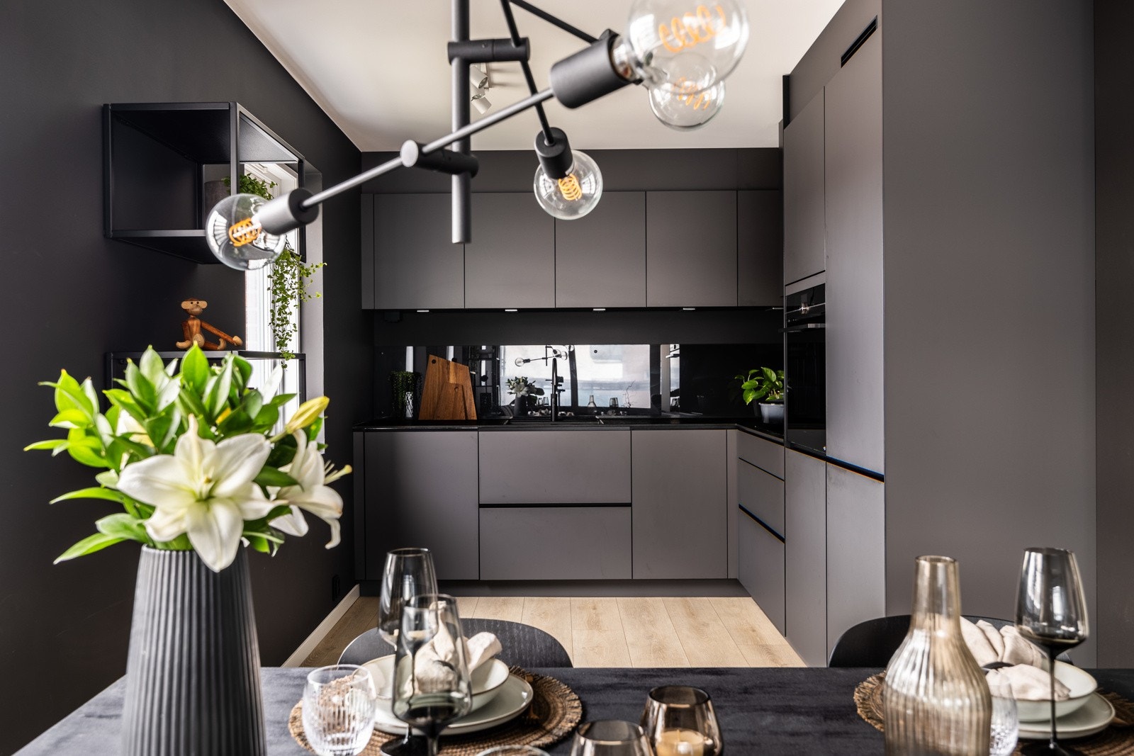 Kvik kjøkkeninnredning med glatte flater og benkeplat i kompakt laminat (12mm tykkelse). Siemens hvitevarer medfølger. Galleribilde