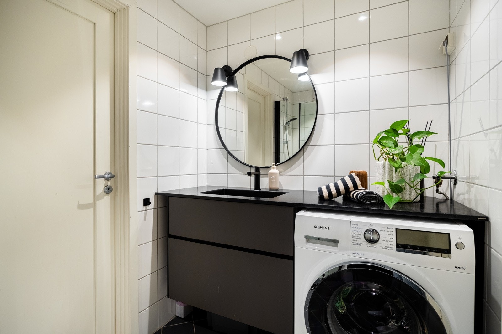 Badet har opplegg for vaskemaskin. Galleribilde