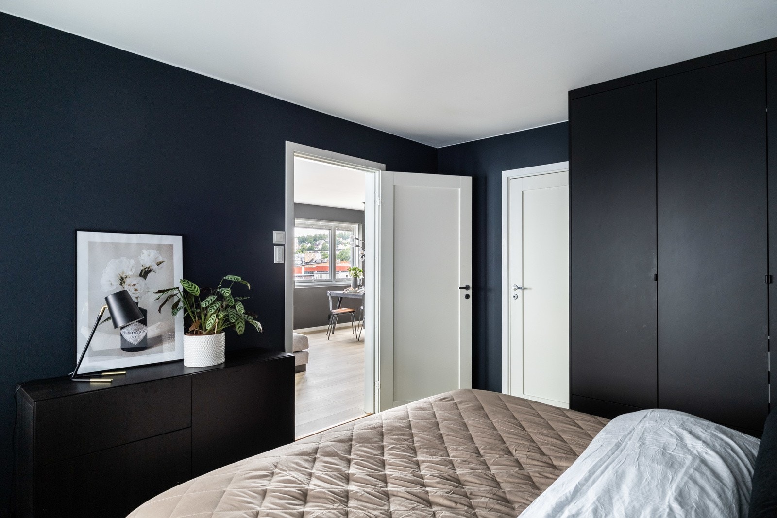 Fra hovedsoverommet har man direkte tilgang til bad og stue. Galleribilde